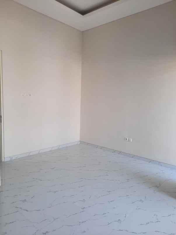 dijual rumah sutorejo