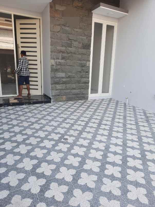 dijual rumah sutorejo