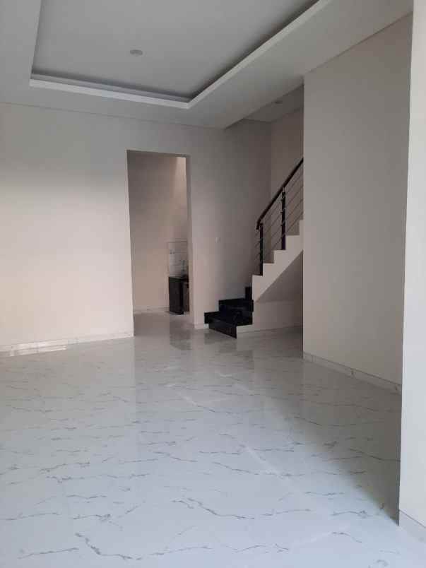 dijual rumah sutorejo