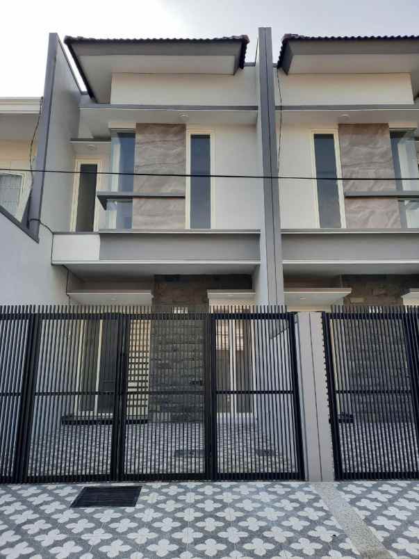 dijual rumah sutorejo