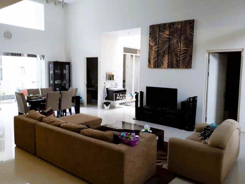 dijual rumah sutorejo utara