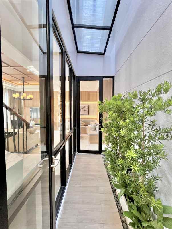 dijual rumah white house dian istana