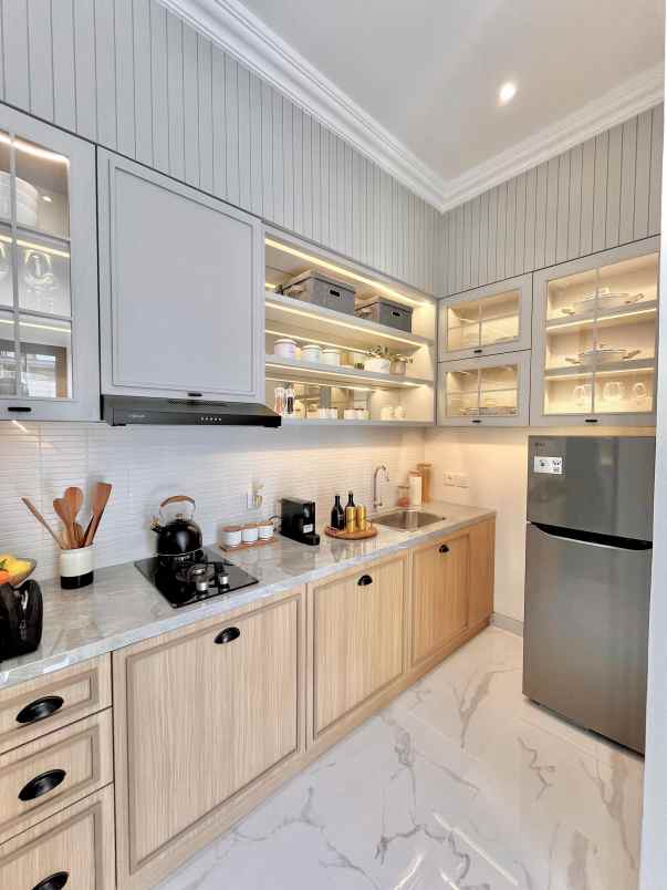 dijual rumah white house dian istana