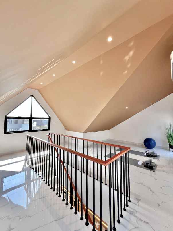 dijual rumah white house dian istana