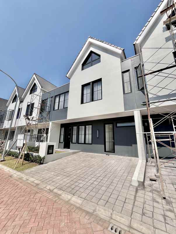 dijual rumah white house dian istana