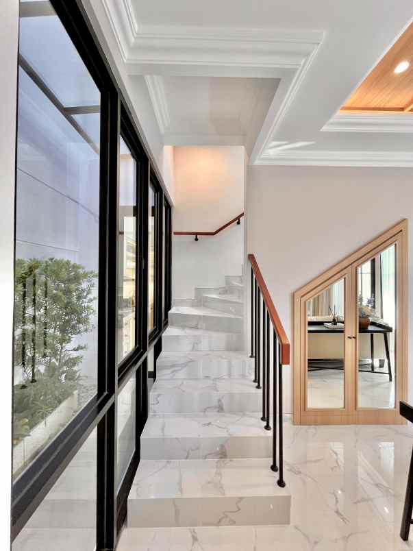 dijual rumah white house dian istana