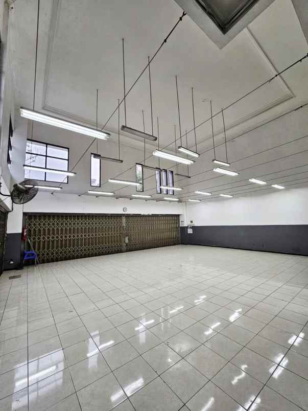 disewakan gedung bekas showroom di raya barata jaya