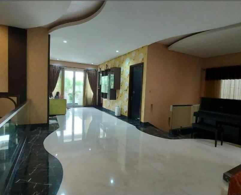 disewakan rumah jalan graha famili