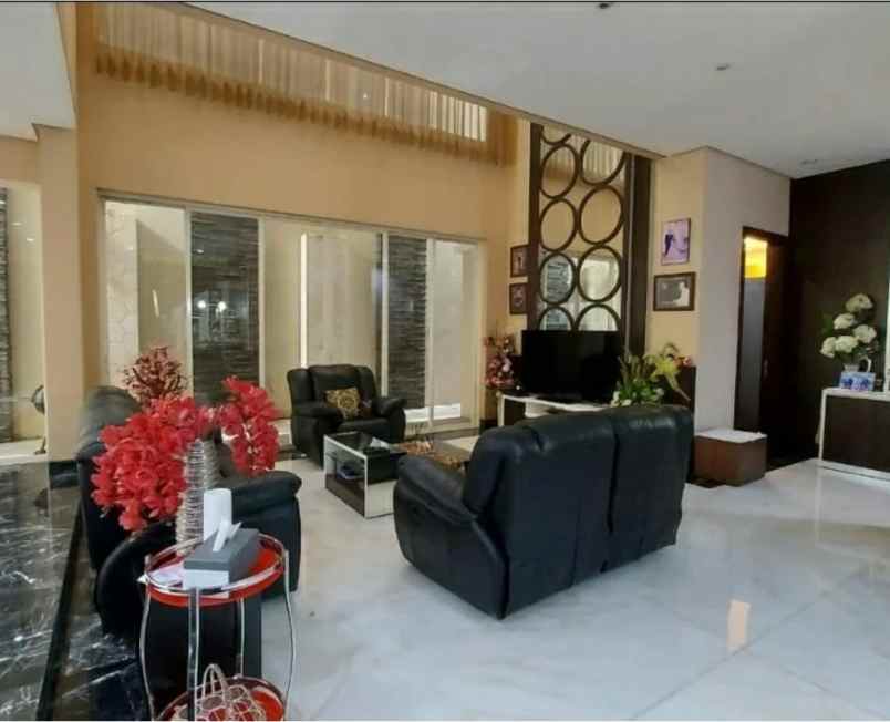 disewakan rumah jalan graha famili