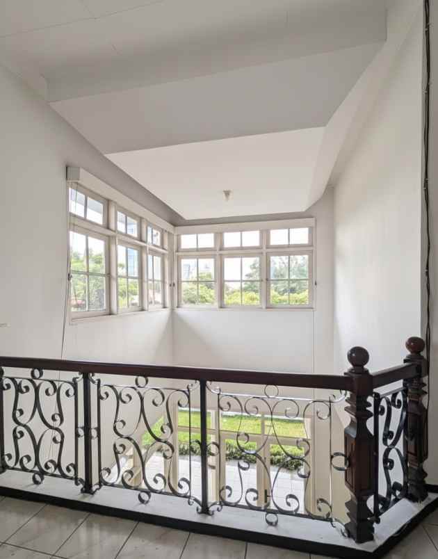 luxury timeless spacious home or sale