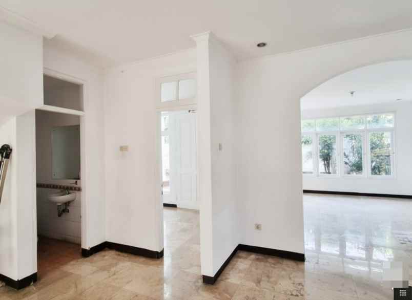 luxury timeless spacious home or sale