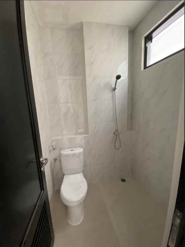 ruko raya merr gress 3 lantai nol jalan parkir luas