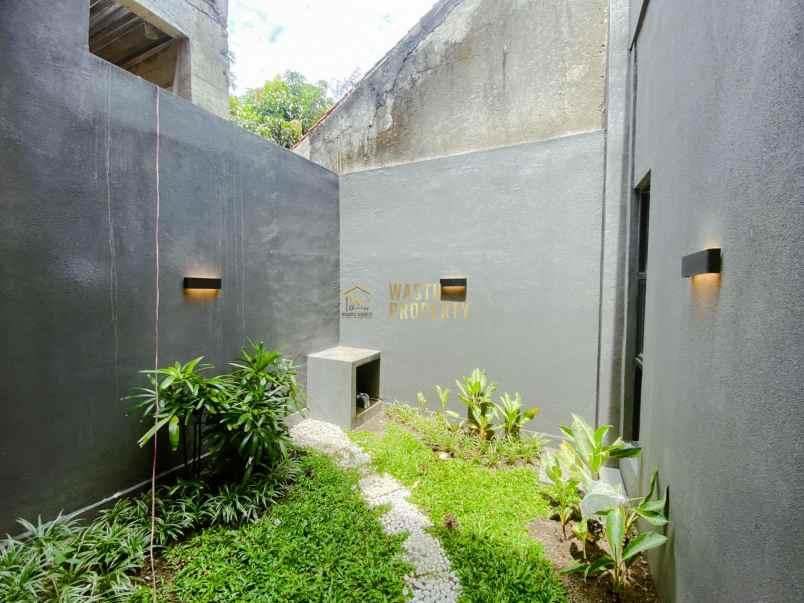 rumah 2 lantai mewah dekat stadion maguwoharjo