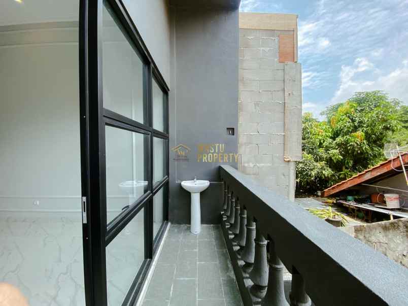 rumah 2 lantai mewah dekat stadion maguwoharjo