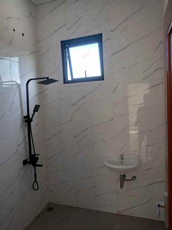 rumah 2 lantai selangkah ke universitas pamulang