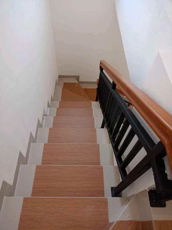 rumah 2 lantai selangkah ke universitas pamulang