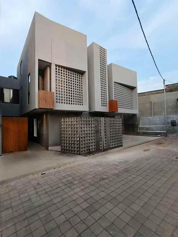 rumah baru tahap finishing di pondok kelapa jaktim