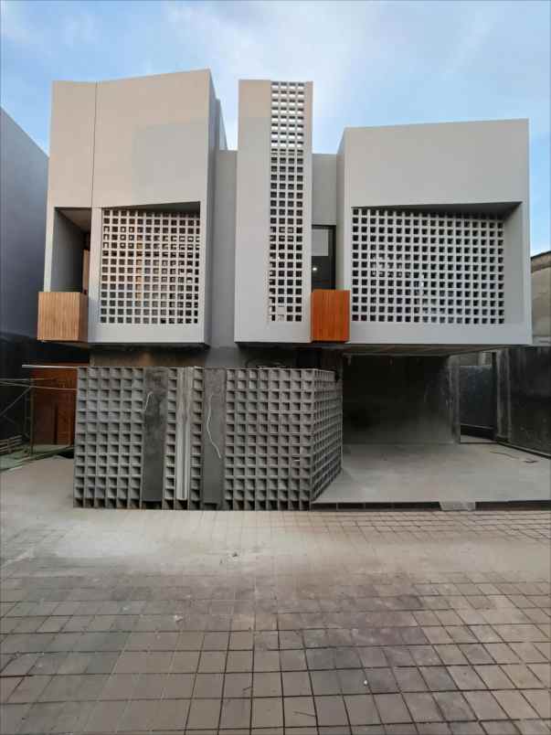 rumah baru tahap finishing di pondok kelapa jaktim