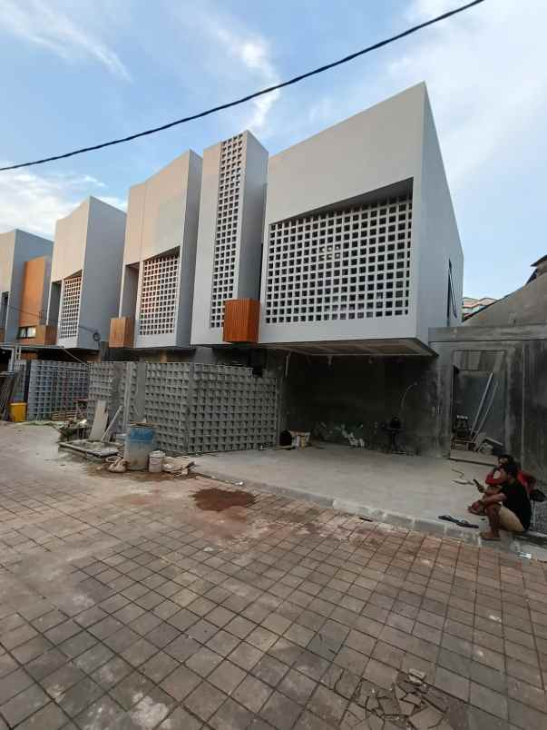 rumah baru tahap finishing di pondok kelapa jaktim
