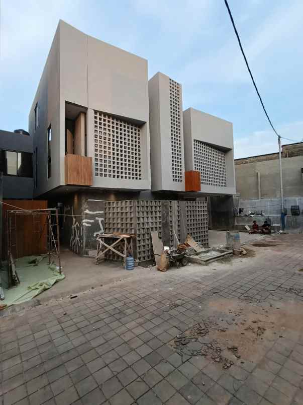 rumah baru tahap finishing di pondok kelapa jaktim