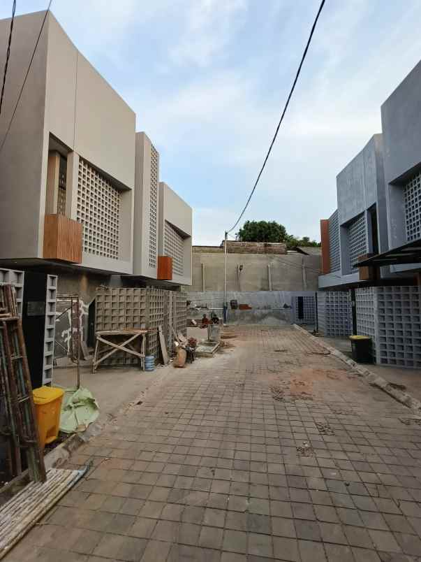 rumah baru tahap finishing di pondok kelapa jaktim