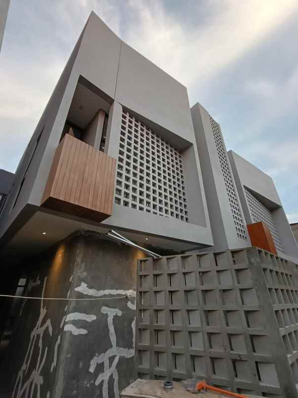 rumah baru tahap finishing di pondok kelapa jaktim