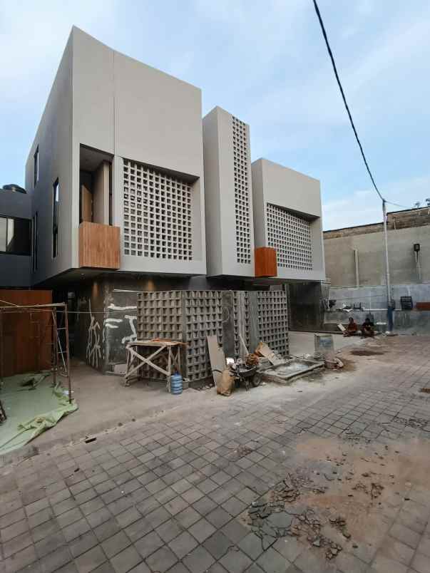 rumah baru tahap finishing di pondok kelapa jaktim