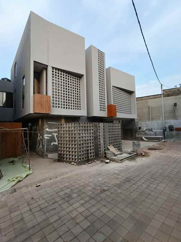 rumah baru tahap finishing di pondok kelapa jaktim