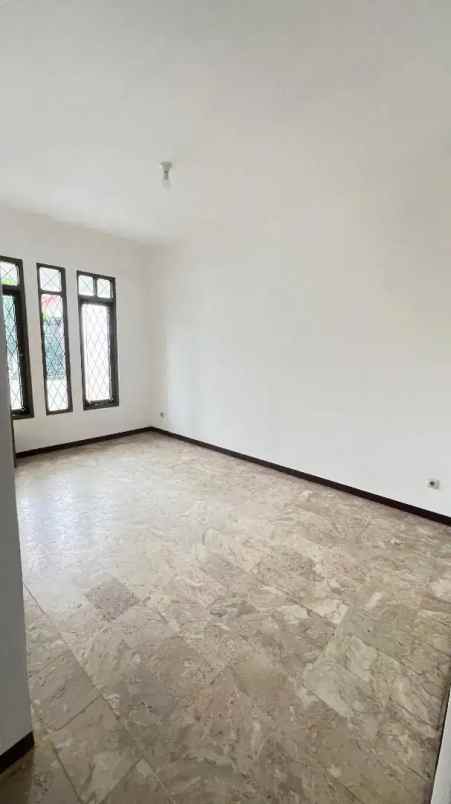 rumah dijual di komplek lokasi strategis kebon jeruk