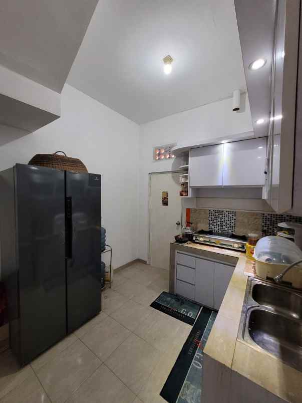 rumah hook pinggir jalan area pondok karya