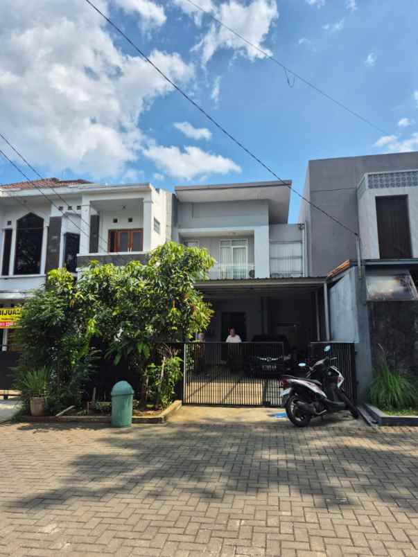 rumah komplek setiabudi ada taman depan full furnished