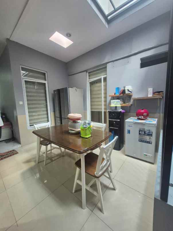 rumah komplek setiabudi ada taman depan full furnished