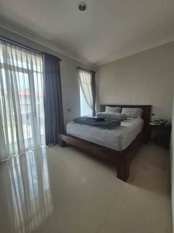 rumah komplek setiabudi ada taman depan full furnished