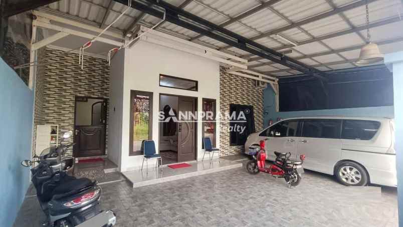 rumah megah di boulevard perumahan mampang depok rn