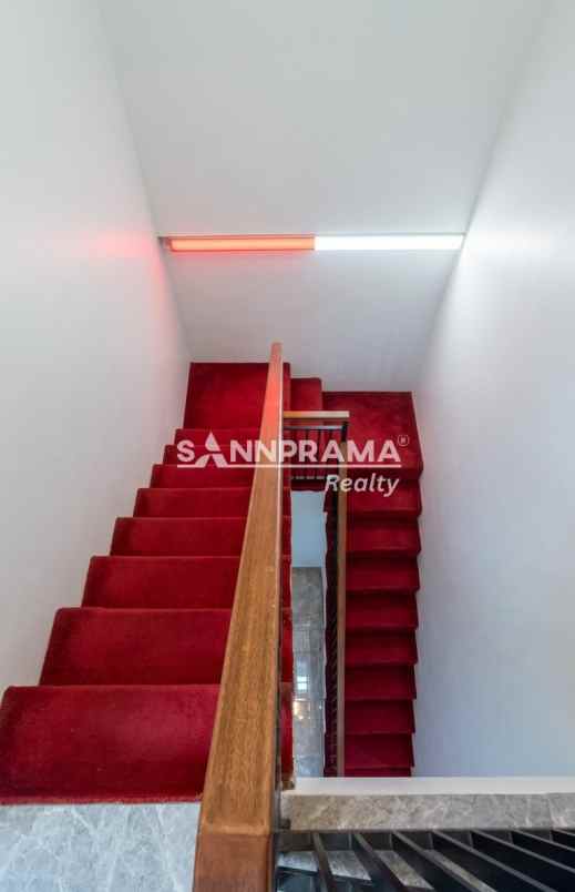 rumah megah di boulevard perumahan mampang depok rn