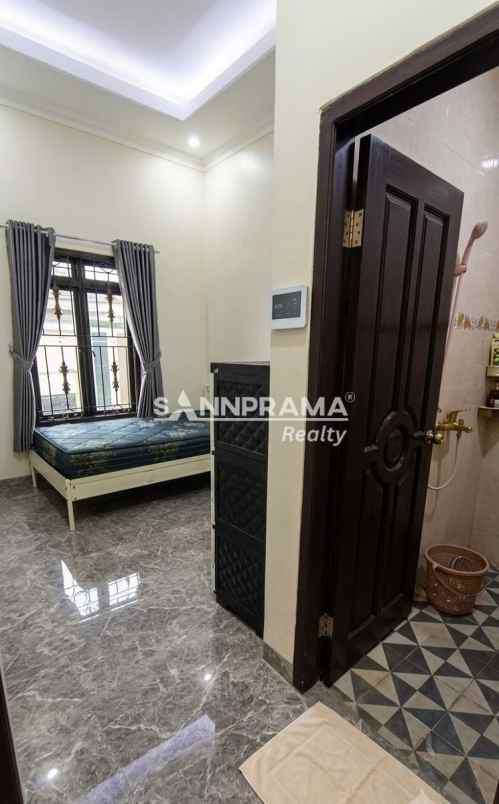 rumah megah di boulevard perumahan mampang depok rn