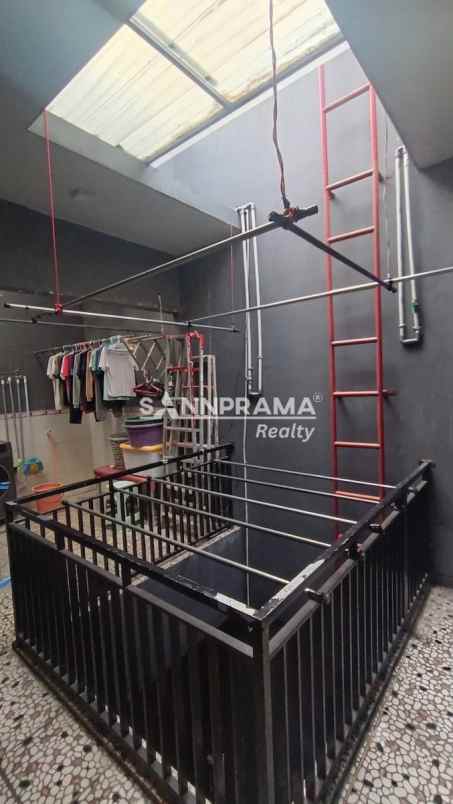 rumah megah di boulevard perumahan mampang depok rn