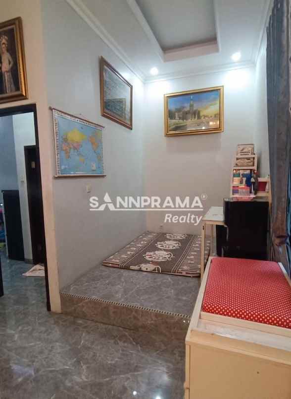 rumah megah di boulevard perumahan mampang depok rn
