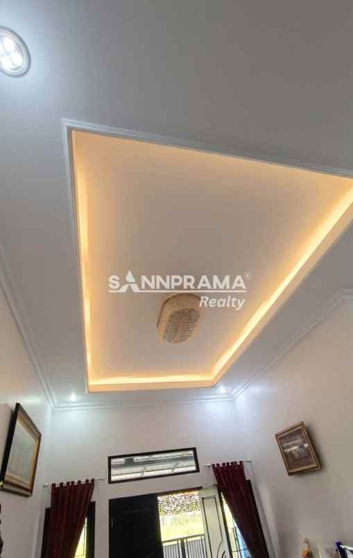 rumah megah di boulevard perumahan mampang depok rn