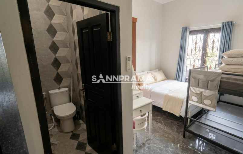rumah megah di boulevard perumahan mampang depok rn