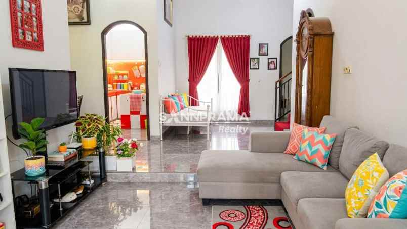 rumah megah di boulevard perumahan mampang depok rn
