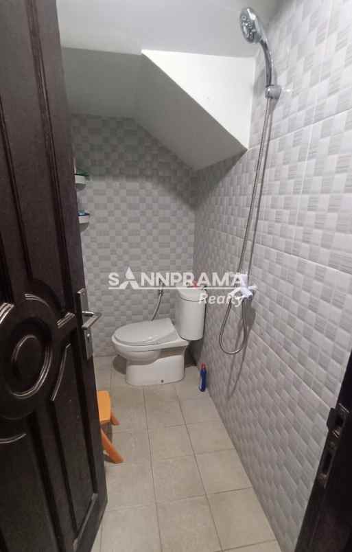 rumah megah di boulevard perumahan mampang depok rn