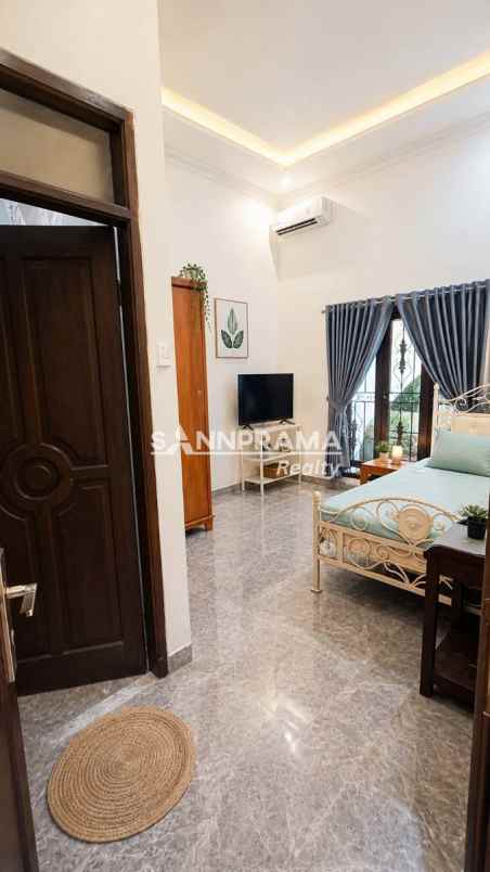 rumah megah di boulevard perumahan mampang depok rn