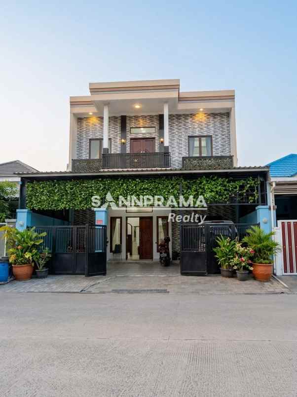 rumah megah di boulevard perumahan mampang depok rn