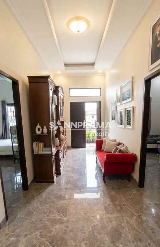 rumah megah di boulevard perumahan mampang depok rn