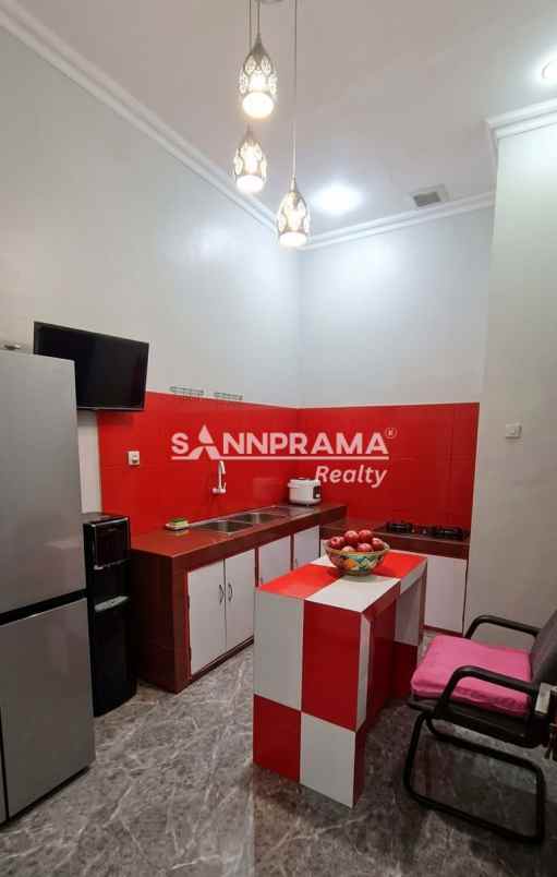 rumah megah di boulevard perumahan mampang depok rn