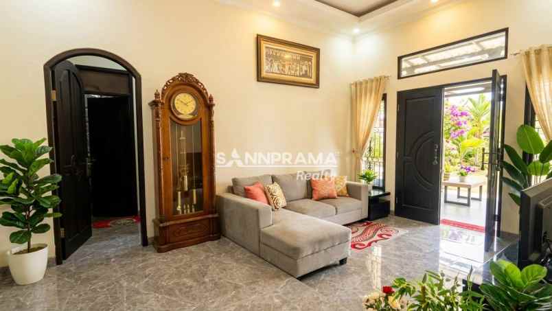 rumah megah di boulevard perumahan mampang depok rn