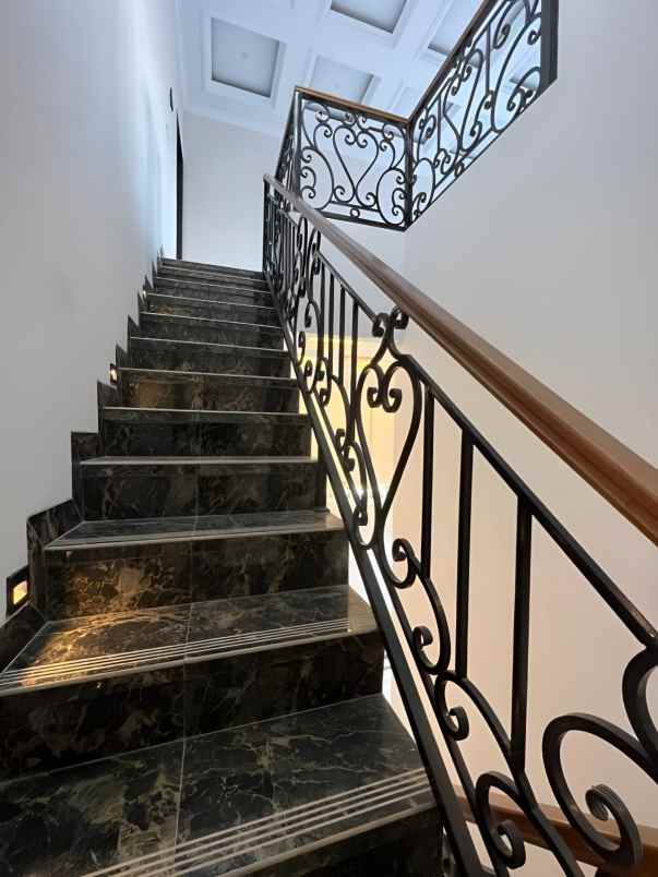 rumah mewah american classic di jagakarsa jaksel