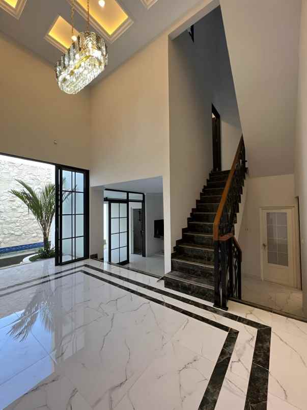 rumah mewah american classic di jagakarsa jaksel