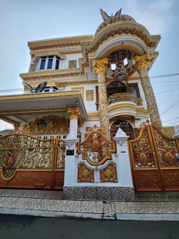 rumah mewah dgn lingkungan nyaman di kayu putih